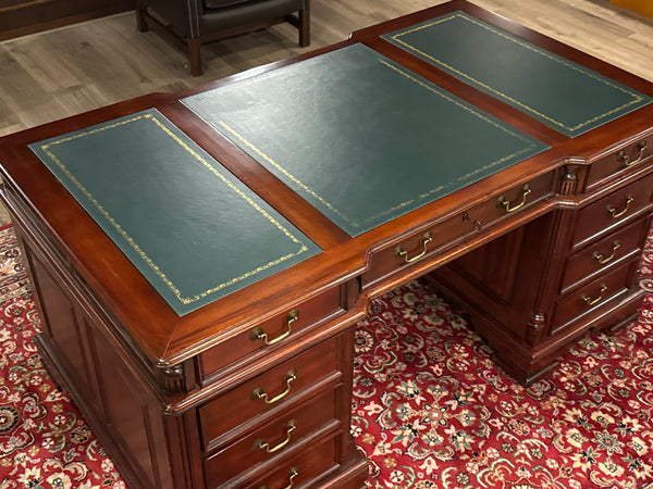 Bureau vintage, bureau anglais classique, acajou, cuir vert, 684