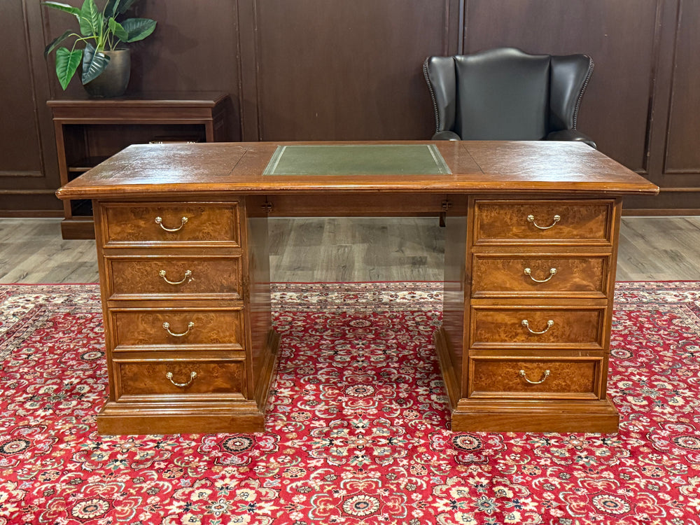 Vintage-Schreibtisch, klassischer englischer Schreibtisch, Kirschholz, grünes Leder, 637