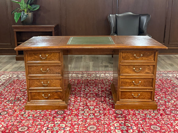 Vintage-Schreibtisch, klassischer englischer Schreibtisch, Kirschholz, grünes Leder, 637
