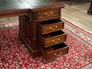 Vintage bureau, klassiek Engels bureau, mahoniehout, groen leer, 569