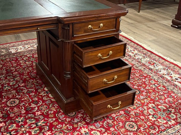 Vintage bureau, klassiek Engels bureau, mahoniehout, groen leer, 569