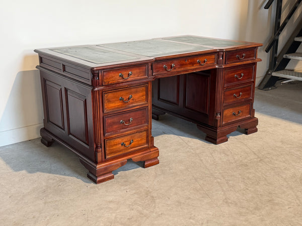Vintage bureau, klassiek Engels bureau, mahoniehout, groen leer, 715