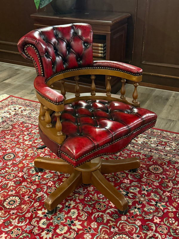 Vintage stoel, Chesterfield, mahoniehout, rood leer, 114