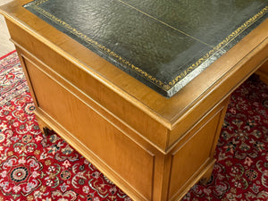 Vintage bureau, klassiek Engels bureau, mahoniehout, groen leer, 570