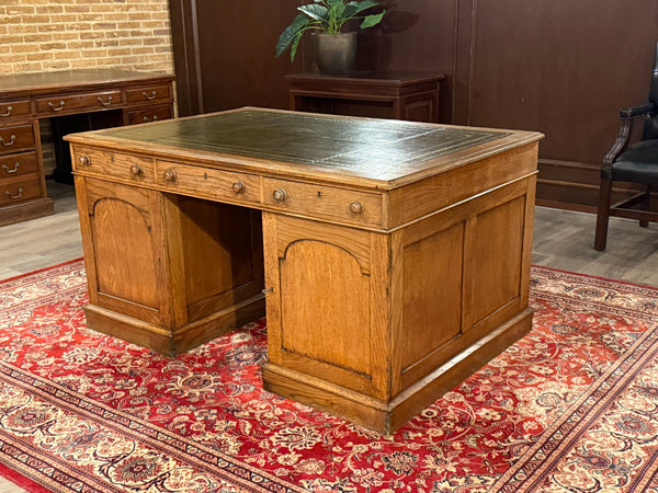 Bureau ancien 477 - Bureau anglais classique, cuir vert avec garnitures dorées, poignées en bois, bois de chêne clair