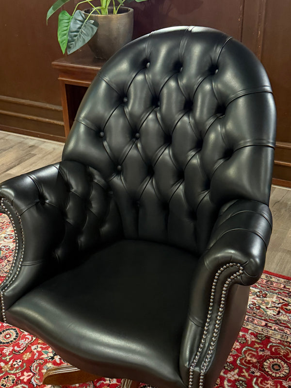 Vintage stoel, Chesterfield, eikenhout, zwart leer, 117