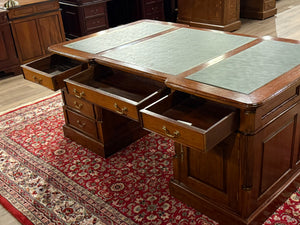 Vintage bureau, klassiek Engels bureau, partnerdesk, mahoniehout, groen leer, 572