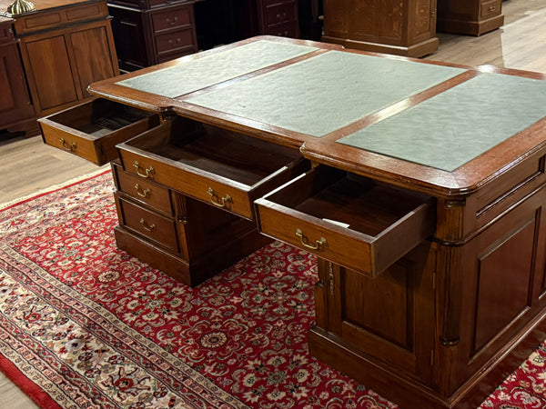 Vintage bureau, klassiek Engels bureau, partnerdesk, mahoniehout, groen leer, 572