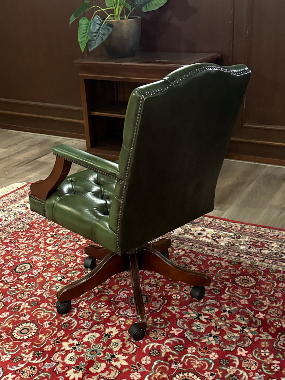 Vintage stoel, Chesterfield, groen leer, mahoniehout, 122
