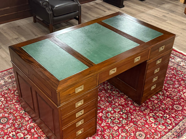 Vintage bureau, klassiek Engels bureau, mahoniehout, groen leer, 676