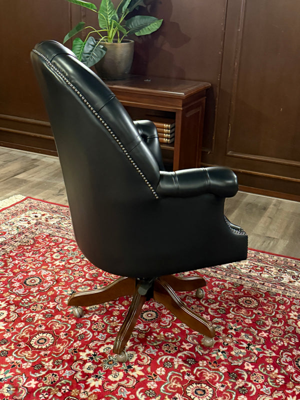 Vintage stoel, Chesterfield, eikenhout, zwart leer, 117