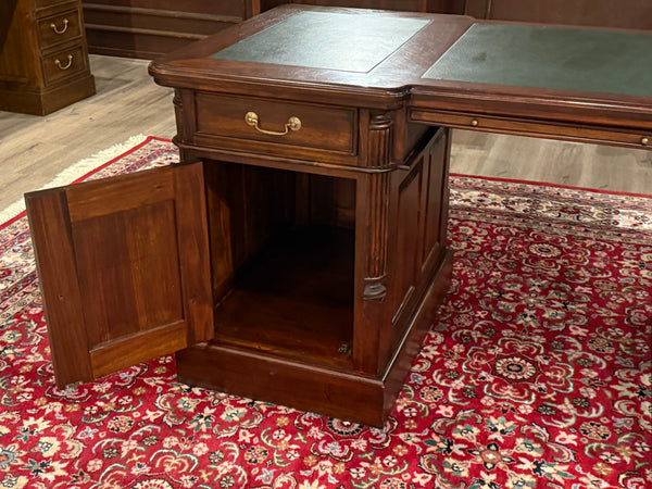 Vintage bureau, klassiek Engels bureau, mahoniehout, groen leer, 569