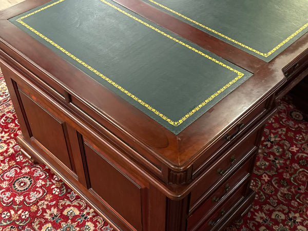 Vintage bureau, partnerdesk, klassiek Engels bureau, mahoniehout, groen leer, 634