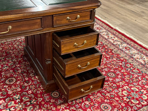 Vintage-Schreibtisch, klassischer englischer Schreibtisch, Mahagoni, grünes Leder, 636