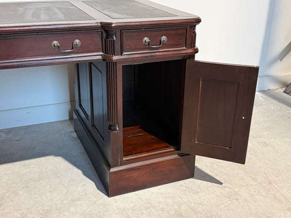 Vintage bureau, klassiek Engels bureau , mahoniehout, zwart leer, 708