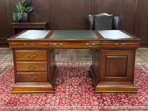 Vintage bureau, partnerdesk, klassiek Engels bureau,  mahoniehout, groen leer, 673