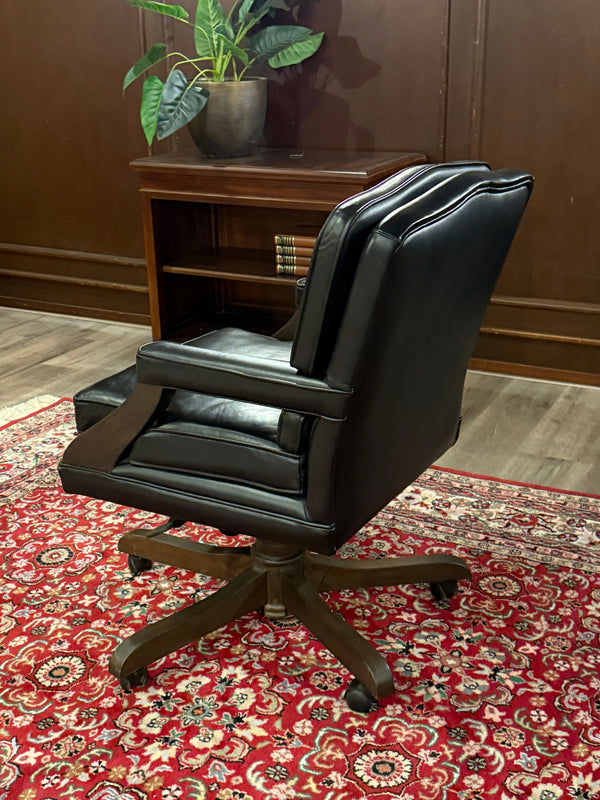 Vintage stoel, Chesterfield, teakhout, zwart leer, 116
