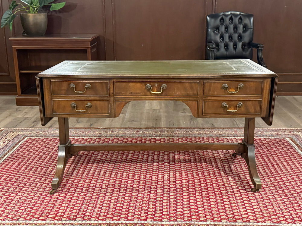 Vintage schrijftafel, klassiek Engels bureau, notenhout, groen leer, 536