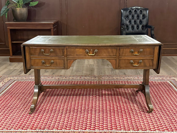 Vintage schrijftafel, klassiek Engels bureau, notenhout, groen leer, 536