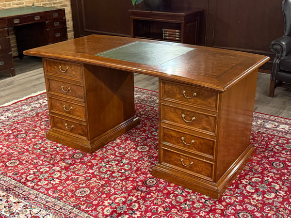 Vintage-Schreibtisch, klassischer englischer Schreibtisch, Kirschholz, grünes Leder, 637