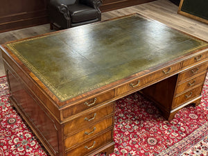 Vintage bureau, partnerdesk, klassiek Engels bureau, notenhout, groen leer, 657