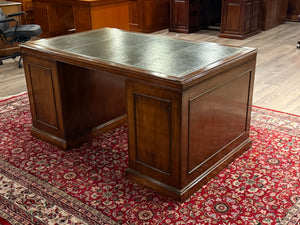 Antiek bureau, klassiek Engels bureau, eikenhout, groen leer, 677