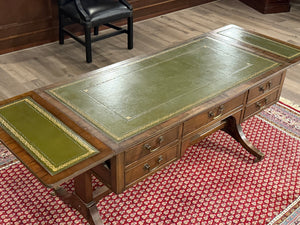 Vintage schrijftafel, klassiek Engels bureau, notenhout, groen leer, 536