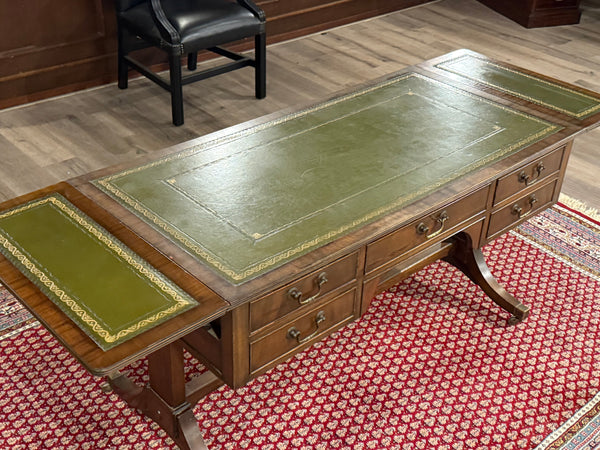 Vintage schrijftafel, klassiek Engels bureau, notenhout, groen leer, 536