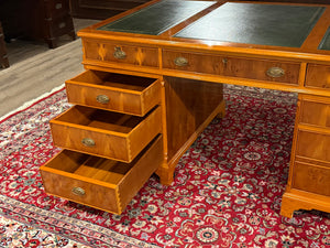 Vintage bureau, klassiek Engels bureau, kersenhout, groen leer, 613