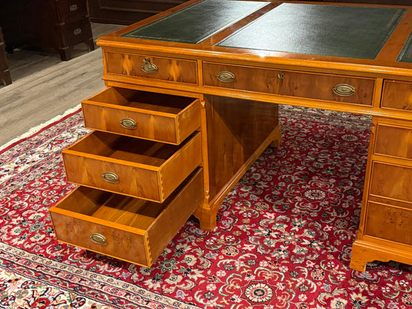 Vintage bureau, klassiek Engels bureau, kersenhout, groen leer, 613