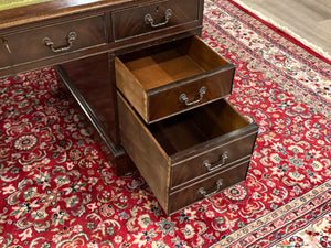 Vintage-Schreibtisch, klassischer englischer Schreibtisch, Nussbaumholz, grünes Leder, 641