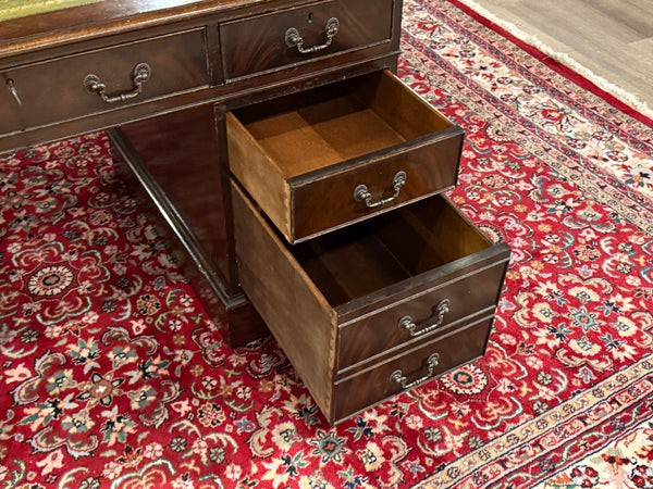 Vintage-Schreibtisch, klassischer englischer Schreibtisch, Nussbaumholz, grünes Leder, 641