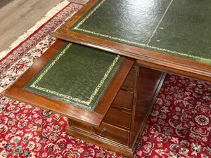 Antiek bureau, klassiek Engels bureau, eikenhout, groen leer, 677