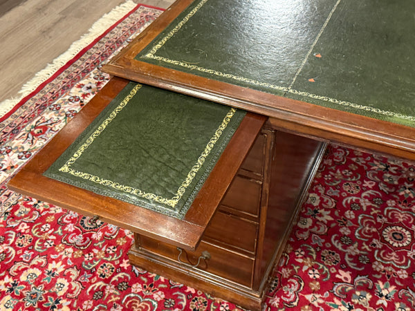 Antiek bureau, klassiek Engels bureau, eikenhout, groen leer, 677