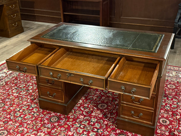 Vintage bureau, klassiek Engels bureau, mahoniehout, groen leer, 583