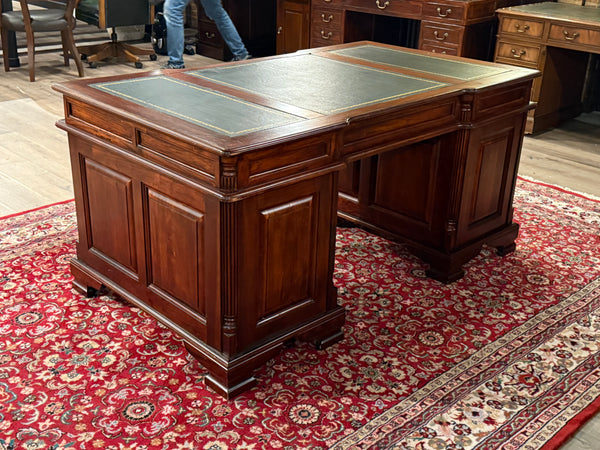 Vintage bureau, klassiek Engels bureau, mahoniehout, groen leer, 626