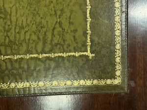 Vintage-Schreibtisch, klassischer englischer Schreibtisch, Nussbaumholz, grünes Leder, 641