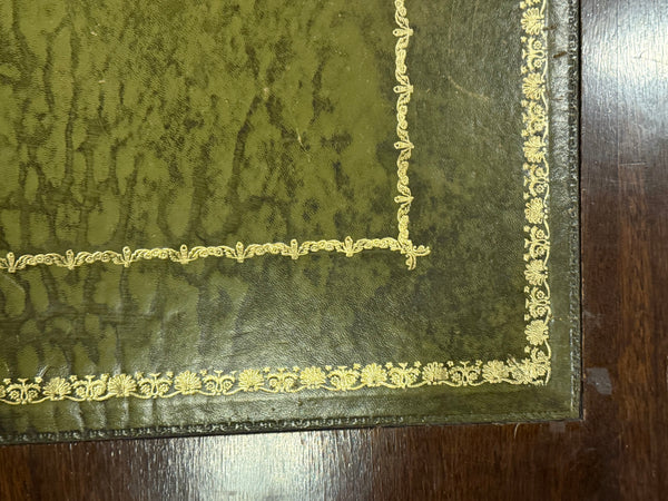 Vintage-Schreibtisch, klassischer englischer Schreibtisch, Nussbaumholz, grünes Leder, 641