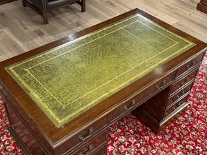 Vintage-Schreibtisch, klassischer englischer Schreibtisch, Nussbaumholz, grünes Leder, 641