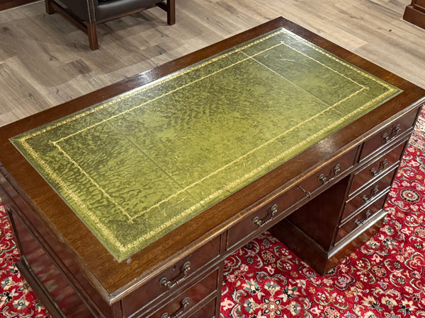 Vintage-Schreibtisch, klassischer englischer Schreibtisch, Nussbaumholz, grünes Leder, 641