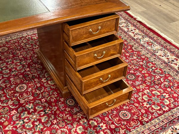 Vintage-Schreibtisch, klassischer englischer Schreibtisch, Kirschholz, grünes Leder, 637