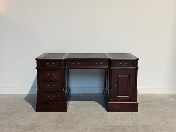 Vintage bureau, klassiek Engels bureau , mahoniehout, zwart leer, 708