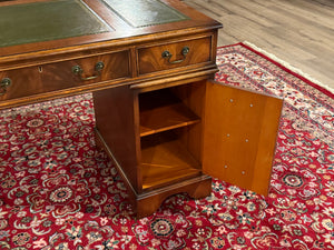 Bureau vintage, bureau anglais classique, acajou, cuir vert, 655