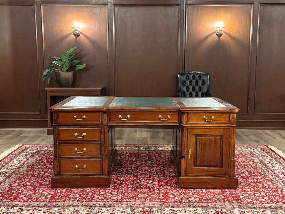 Vintage bureau, klassiek Engels bureau, partnerdesk, mahoniehout, groen leer, 572