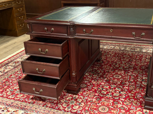 Vintage bureau, klassiek Engels bureau, partnerdesk , mahoniehout , groen leer, 566