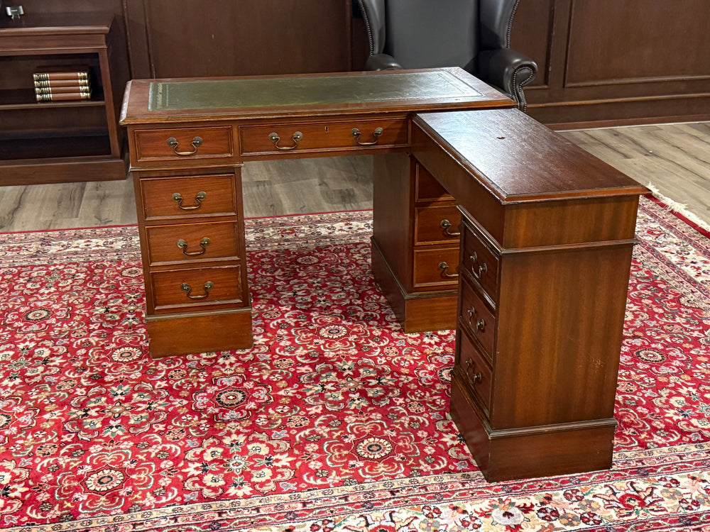 Vintage bureau, hoekbureau, klassiek Engels bureau, mahoniehout, groen leer, 624