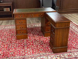 Vintage bureau, hoekbureau, klassiek Engels bureau, mahoniehout, groen leer, 624