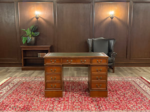 Vintage bureau, klassiek Engels bureau, mahoniehout, groen leer, 624