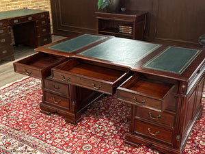 Vintage bureau, klassiek Engels bureau, mahoniehout, groen leer, 627