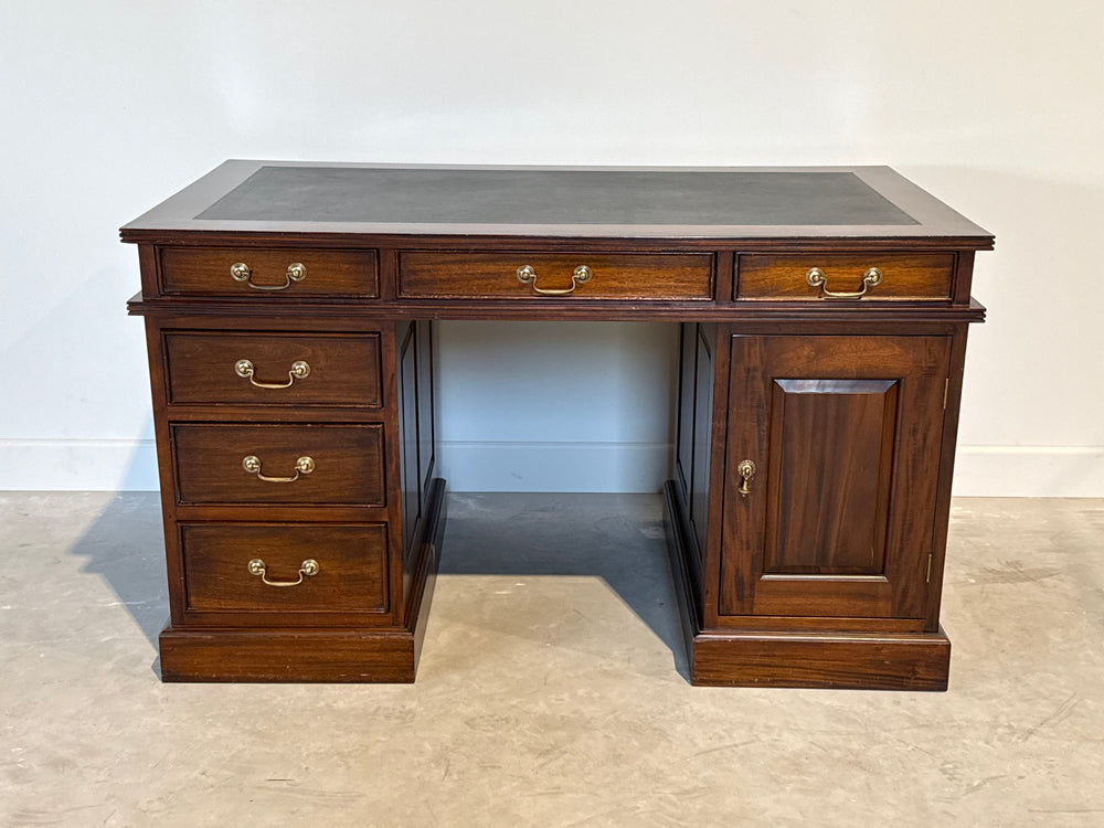 Vintage bureau, klassiek Engels bireau, mahoniehout, zwart leer, 693